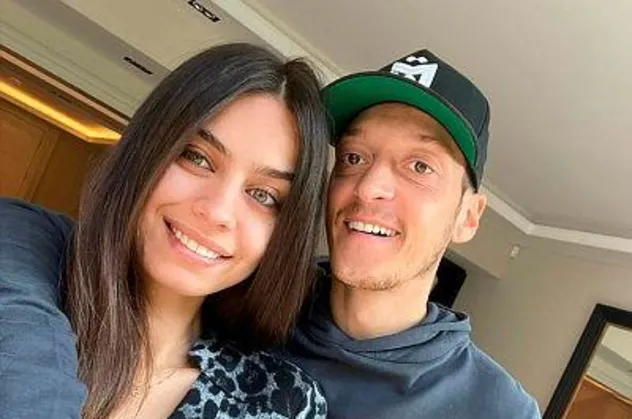 Emlakçı müşteri çekmek için şu notu yazdı: Yan komşu ünlü futbolcu Mesut Özil...