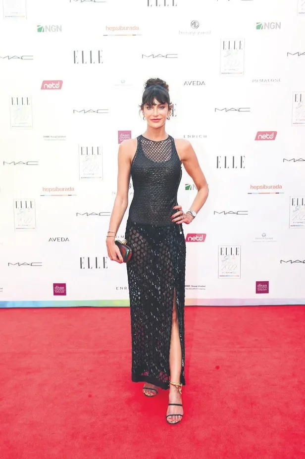 odul-toreninde-serenay-sarikaya-ve-hande-ercel-siklik-yarisina-girdi-gulsen-ise-tuhaf-makyajiyla-sosyal-medyad-1654023587082.jpeg Ödül töreninde Serenay Sarıkaya ve Hande Erçel adeta şıklık yarışına girdi! Geceye ise 5.5 milyonluk takılar damga vurdu-15