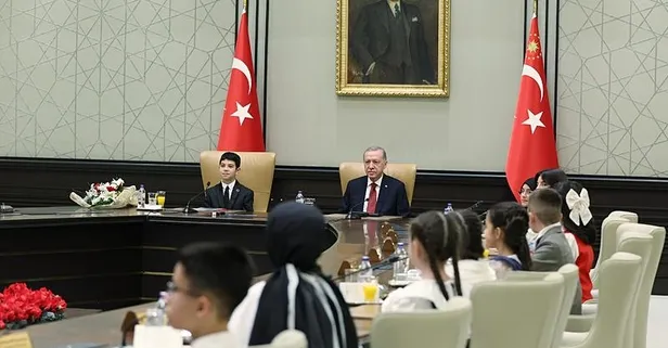 Başkan Erdoğan'dan 23 Nisan mesajı... Külliye'ye gelen çocuklardan Gazze mesajı: "Arkadaşlarımızın acısı son bulsun"