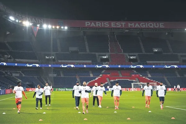 Başakşehir PSG ile oynanan maçta Webo’ya yapılan ırkçı saldırı sonrası dünyaya ders verdi-10