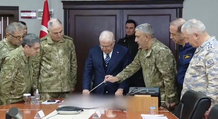 son-dakika-haberi-milli-savunma-bakani-yasar-guler-ve-komuta-kademesi-hakkaride-1703520438595.jpeg Son dakika haberi: Milli Savunma Bakanı Yaşar Güler ve Komuta kademesi Hakkari'de!-3
