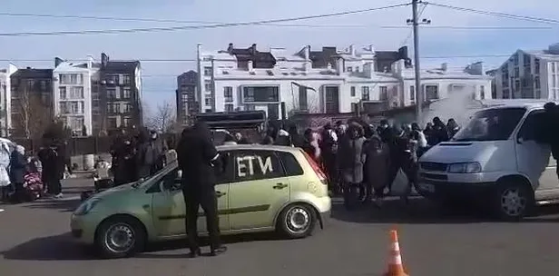 Kadın, çocuk, yaşlı... Kiev'deki tahliye koridorlarından sivillerin geçişi devam ediyor! Araçlarda dikkat çeken yazı-8