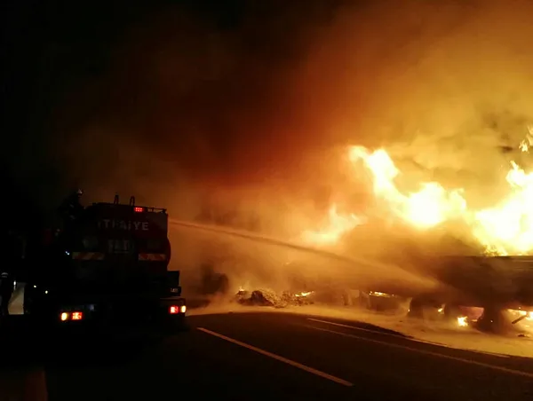 Son dakika: Mersin’de tır dorsesindeki 23 tonluk plastik atık çıkan yangında kül oldu-1