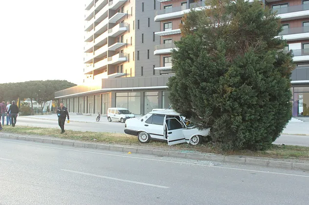 Manisa'da feci kaza! Refüje çıkan araç ağaca çarptı: 1 ölü, 1 ağır yaralı