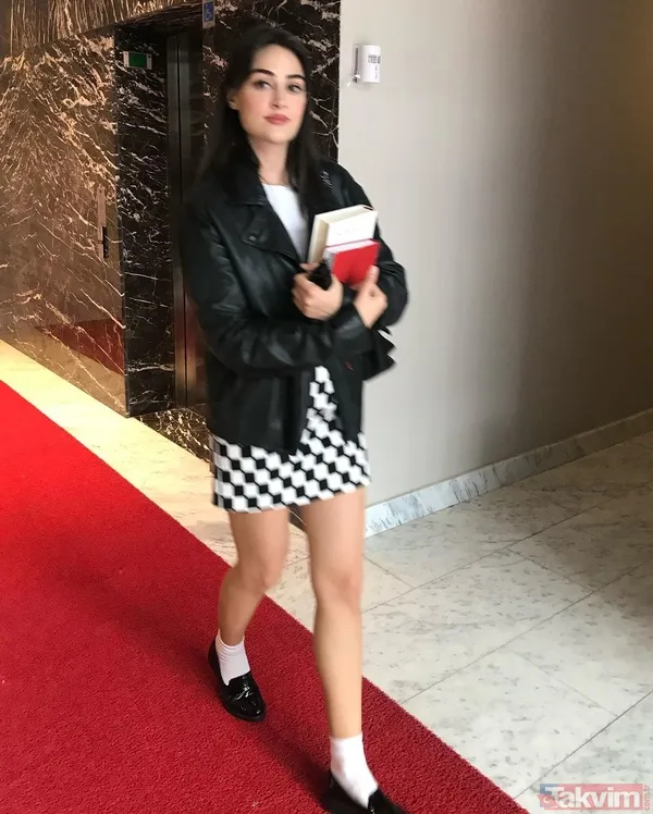 Esra Bilgiç süper minisini giydi kitaplarıyla poz verdi! ‘Liseli’ yorumları havada uçuştu tarzı sosyal medyayı salladı - 6