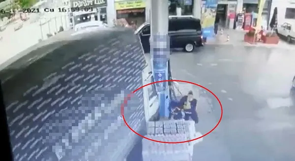 akaryakit-istasyonuna-dalan-kamyonetten-son-anda-kactilar-1623767338958.jpg Akaryakıt istasyonuna dalan kamyonetten son anda kaçtılar-4