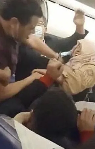 Tunus - İstanbul uçağında ortalık bir anda karıştı! Yer kavgası dünya basınında