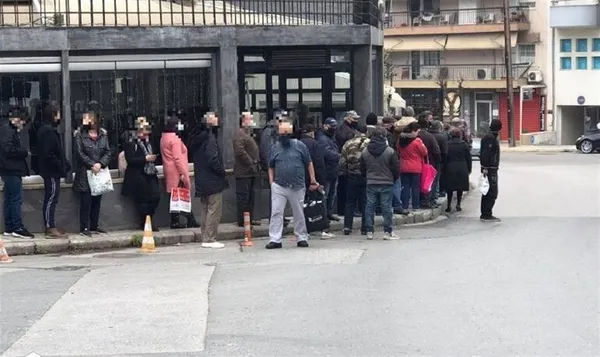 Türkiye'ye karşı silahlanmaya milyarlar akıtan Yunanistan'da durum içler acısı! Bir tabak bedava yemek için kilometrelerce kuyruk!-3