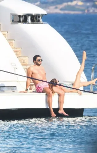 Eski manken Ebru Şallı ile eşi Uğur Akkuş Bodrum’da koyları gezdi