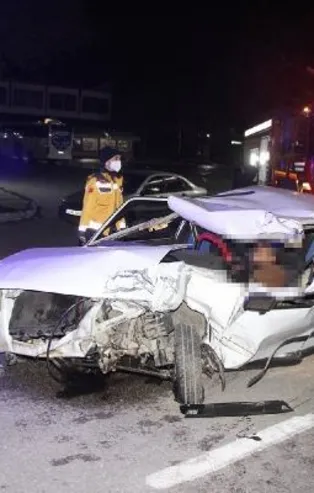 Manisa'da korkunç son! TIR'a çarpan otomobilin sürücüsü öldü