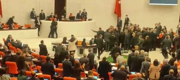 CHP’li Özgür Özel hakaret etti, Meclis karıştırdı!