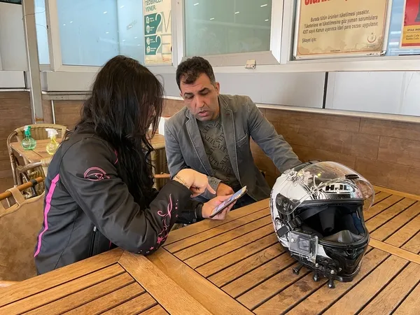 kadin-motor-surucusune-tukuruklu-taciz-kafani-kirarim-geri-zekali-1649667632519.jpg Kadın motor sürücüsüne hakaret etti: Kafanı kırarım geri zekalı! İşte o anlar...-4