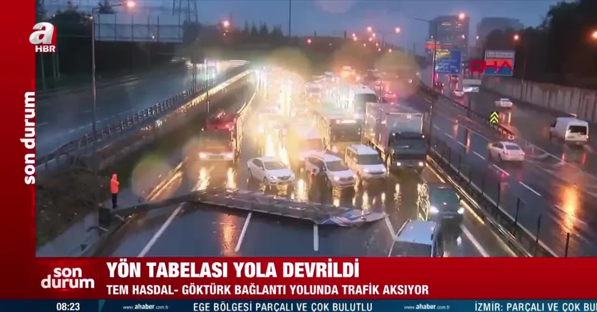 SON DAKİKA: İstanbul'da trafiği felç eden olay! Hasdal bağlantı yolunda tabela devrildi