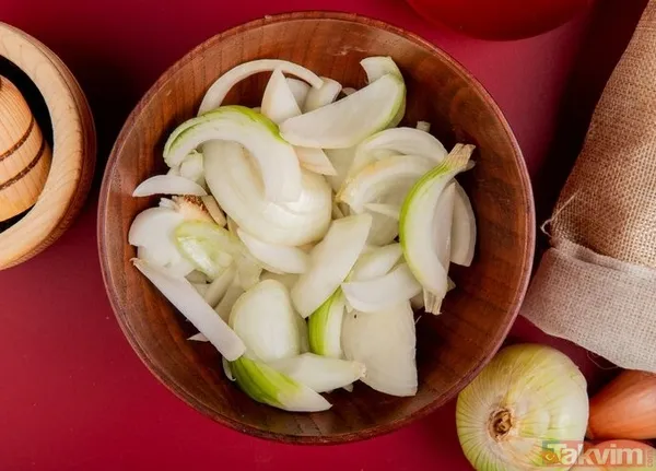 2. Soğan Suyu Etkisi: Sülfür İçeriği Sayesinde Kolajen Üretimini Artırır, Saç Köklerini Besler. Kullanım: Saç Derisine Sürülüp 15-30 Dakika Bekletilir, Sonra...