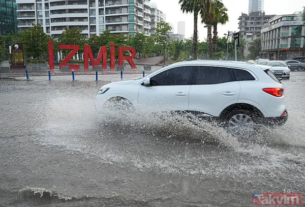 İzmir'de kent merkezi sularla doldu: Ağaçlar devrildi, araçlar gidemedi | Sokakta 2 kişi elektrik akımına kapılarak hayatını kaybetti - 19