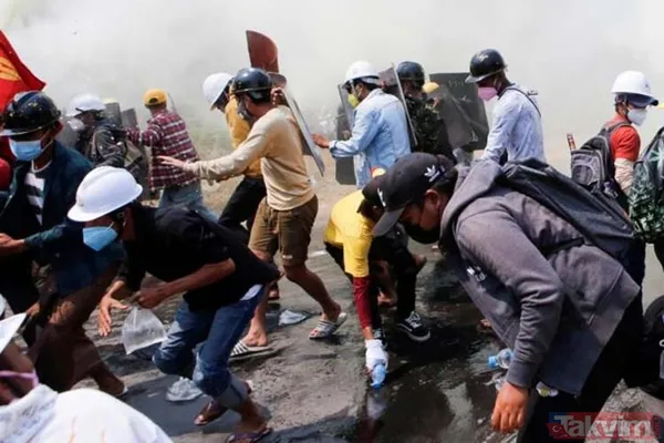 SON DAKİKA: Tarihe geçecek fotoğraf! Rahibe polislerin önüne kapanıp yalvardı - 16