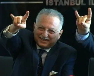 İhsanoğlu ’bozkurt’ işaretini yapamadı