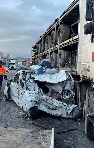 TEM'de 9 araç birbirine girdi! İki tır arasında kağıt gibi ezilen araçtan burunları bile kanamadan çıktılar