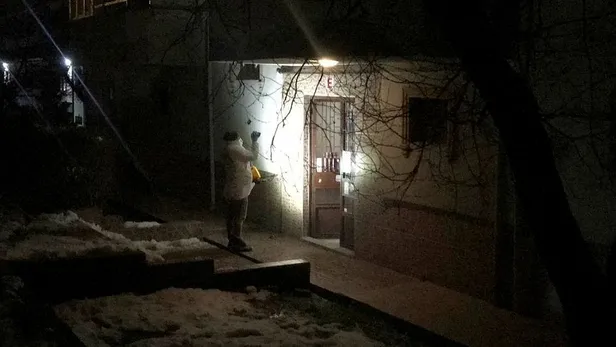 kocaelide-gurultu-ihbarina-giden-iki-polise-bicakli-saldiri-1613774574237.jpeg Kocaeli'de gürültü ihbarına giden polislere bıçaklı saldırı!-3