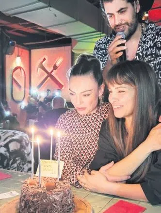 sarp-apak-esi-bengisu-apak-ile-goruntulendi-engin-ozturk-ile-cikan-haberler-hakkinda-bakin-neler-soyledi-1680472293030.jpeg Sarp Apak eşi Bengisu Apak ve arkadaşı Engin Öztürk'le ilgili çıkan haberler hakkında ilk kez konuştu!-5