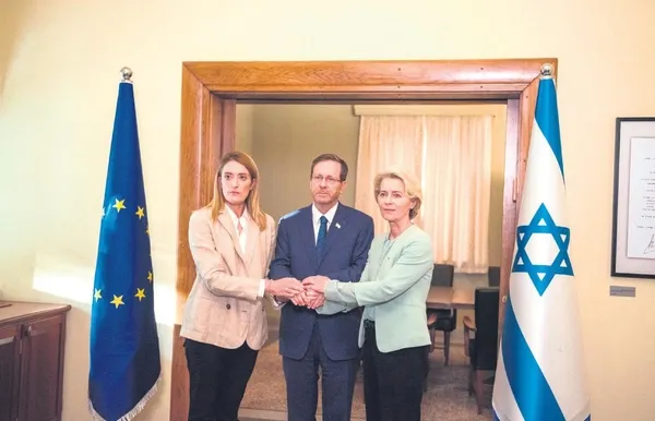 israel-1697329005632.jpeg İsrail'den katliam! Bombalar altında yüzlerce çocuk öldü: Ellerine "cesetleri tanınsın" diye ad-soyadları yazıldı-8