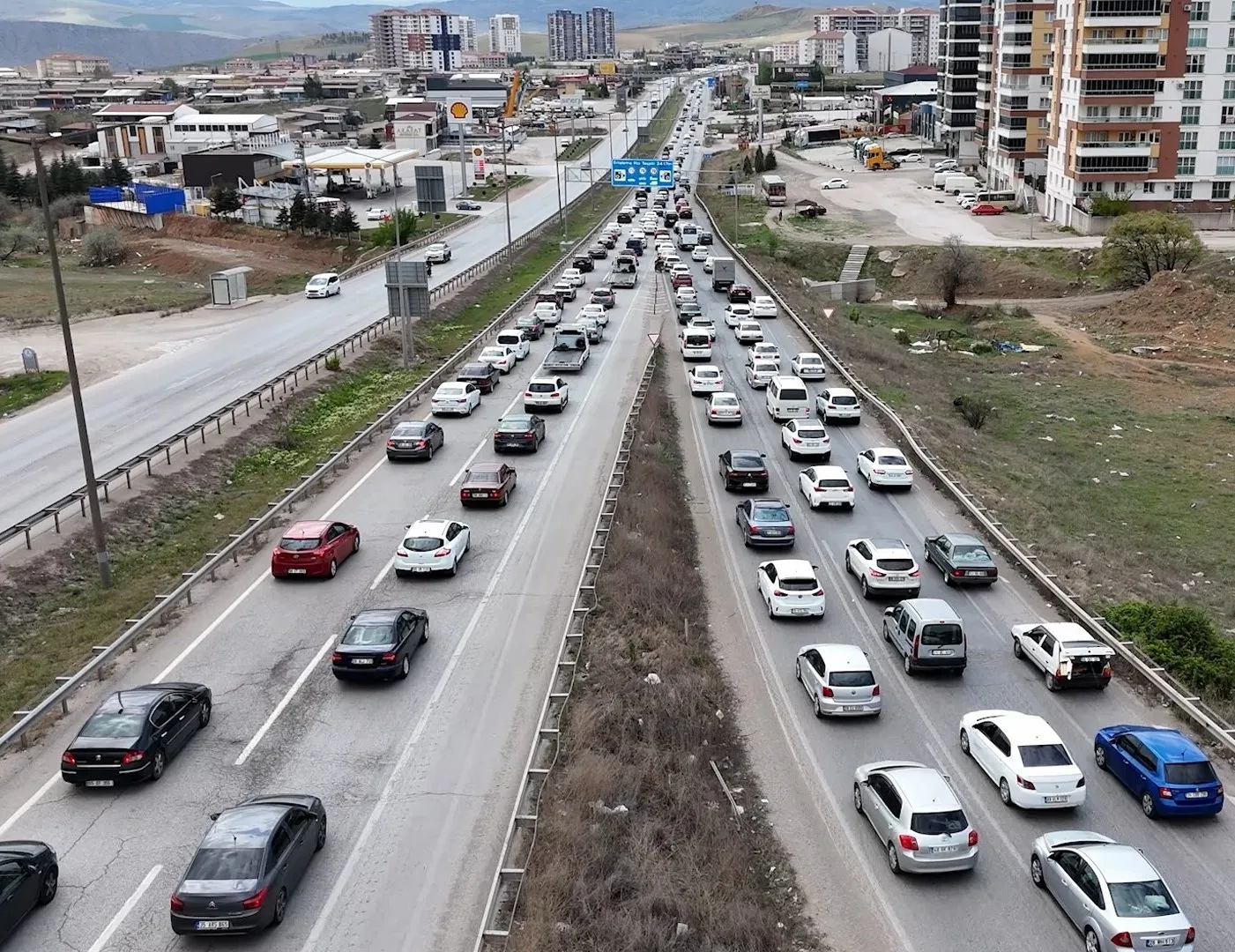 Son dakika: Bayram tatilcileri dönüş yolunda! 43 ilin geçiş güzergahında trafik yoğunluğu! İstanbul’da da trafik kilit! | YOL DURUMU