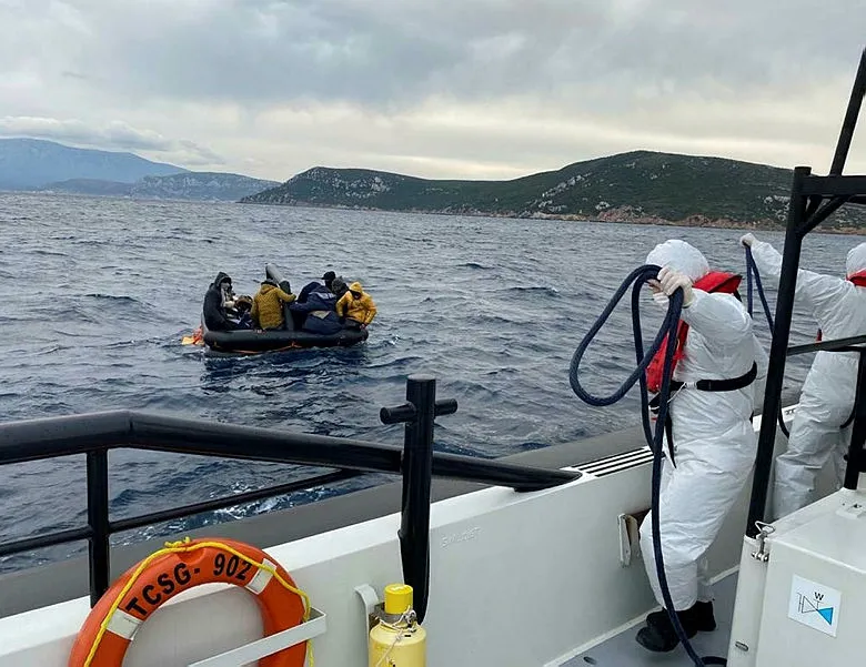 Çeşme açıklarında 40 kaçak göçmen kurtarıldı