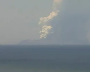 Yeni Zelandada Whakaari Yanardağı 18 yıl sonra patladı! Okyanus ikiye ayrıldı