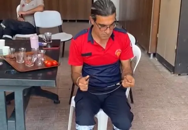 mardinde-celik-bisiklet-kilidini-beline-kilitleyen-cocugu-itfaiye-kurtardi-1655211616046.jpg Mardin'de çelik bisiklet kilidini beline kilitleyen çocuğu itfaiye kurtardı-7