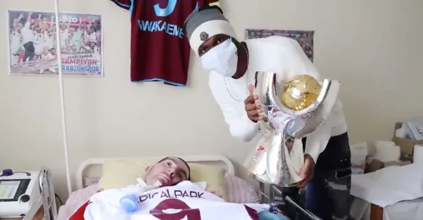Trabzonspor'un yıldızı Anthony Nwakaeme Süper Kupa'yı yatağa bağlı olan Trabzonspor taraftarı Yusuf'a götürdü