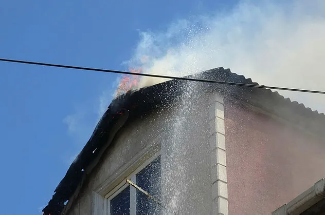 İstanbul'da yangın paniği! Mahalleli sokağa döküldü
