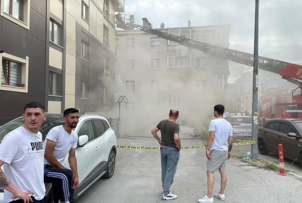 Papağanlarını almadan çıkmadı!