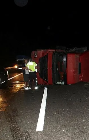TEM’de feci kaza! Saman yüklü tır devrildi: Otoyolda 2 şerit sabaha kadar kapandı