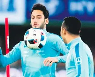 UEFA en iyi frikikçiyi seçti: Hakan Çalhanoğlu