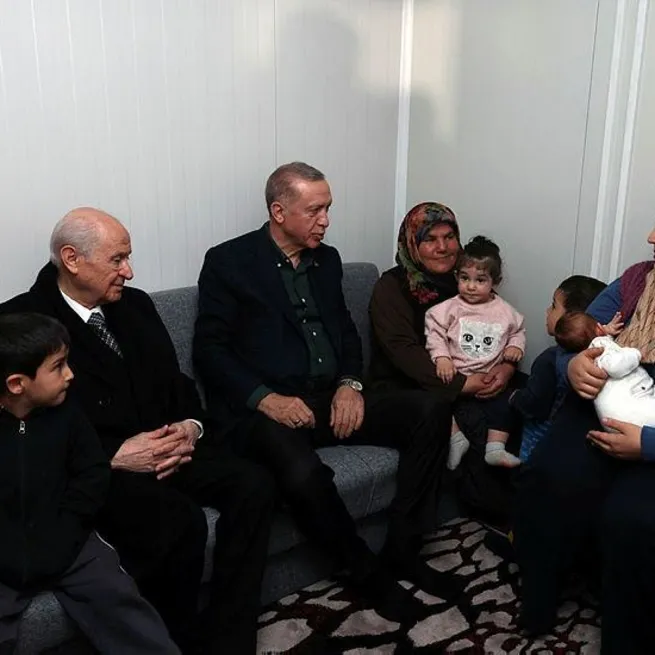 Başkan Erdoğan ve MHP Genel Başkanı Bahçeli deprem bölgesinde vatandaşlarla buluştu! Küçük çocuk gözyaşlarını tutamadı