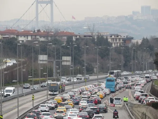 son-dakika-istanbul-trafik-durumu-kisitlama-kalkti-trafik-yogunlugu-yuzde-70e-dayandi-1615030959480.jpg