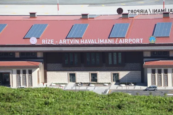 rize-artvin-havalimani-son-bir-ayda-82-bin-yolcuyu-agirladi-1657269055284.jpg Rize-Artvin Havalimanı son bir ayda 82 bin yolcuyu ağırladı-2