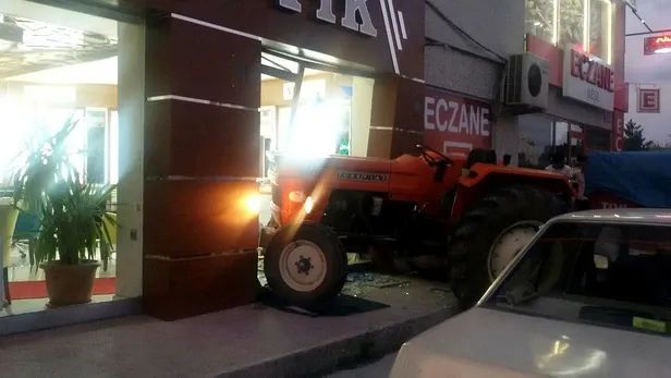 Kayseri'de genç kız, babasının traktörüyle iş yerine girdi-2