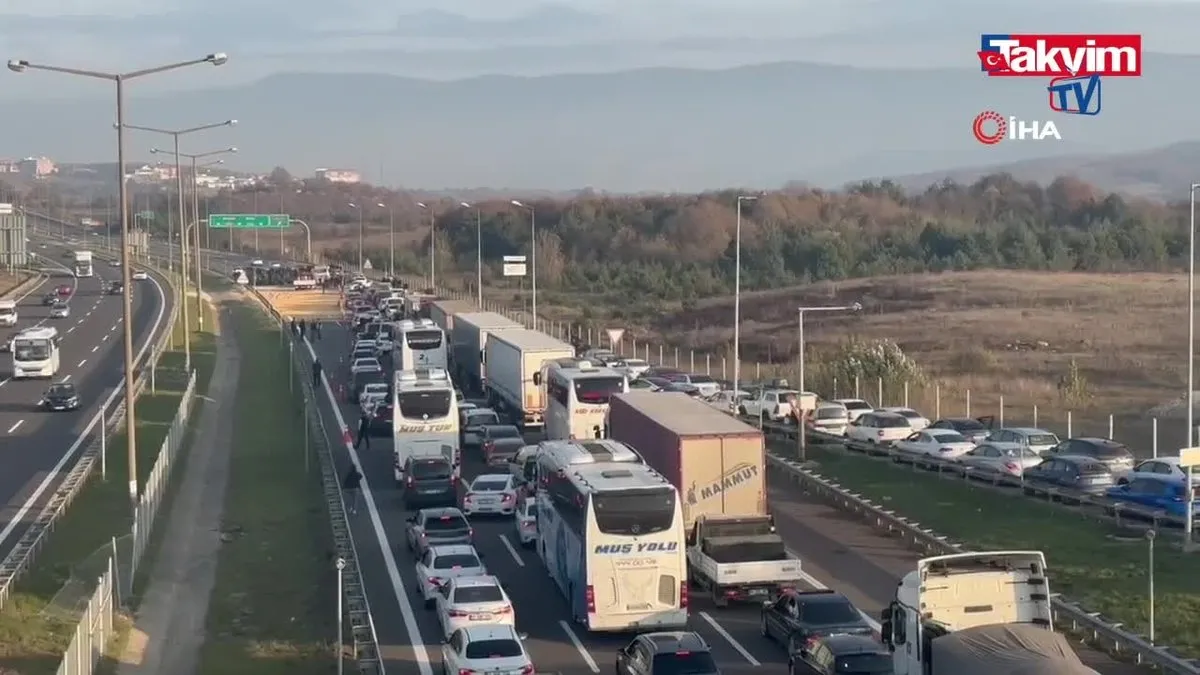 TEM'de tır devrildi: Ankara yolu kapandı