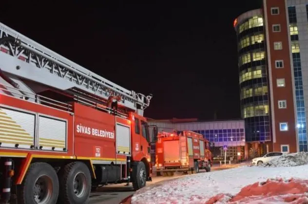 Sivas Numune Hastanesi'nde çıkan yangın büyümeden söndürüldü