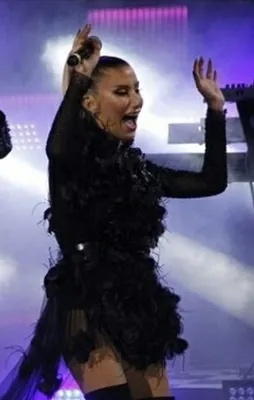 İrem Derici yoğun bakımdan sonra ilk kez sahnede!