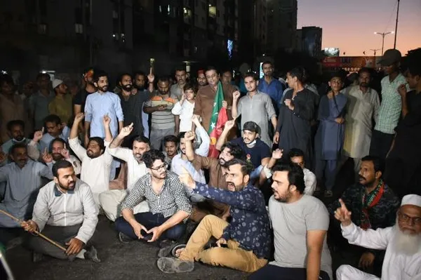 pakistani-sarsan-suikast-girisimi-eski-basbakan-imran-han-saldiridan-onceden-haberim-vardi-1667576310719.jpg Pakistan'ı sarsan suikast girişimi! Eski Başbakan İmran Han: Saldırıdan önceden haberim vardı-6