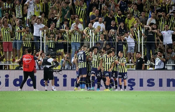 son-dakika-fenerbahce-gumbur-gumbur-adana-demirspor-engeli-4-golle-asildi-1661201044463.jpg