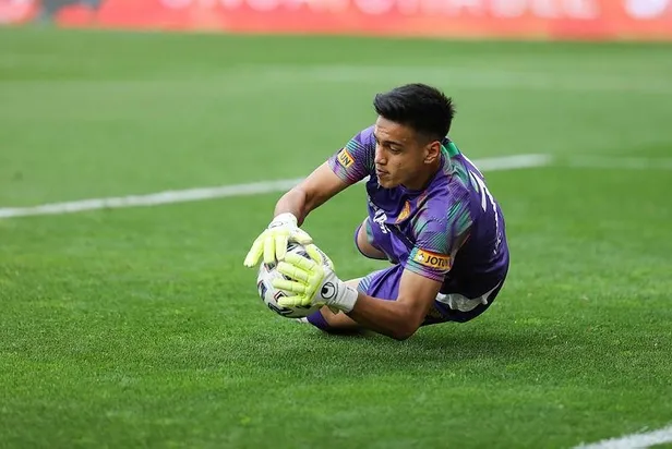 fenerbahce-goztepenin-24-yasindaki-file-bekcisi-irfan-can-egribayati-kiralik-olarak-kadrosuna-katti-1659555565485.jpeg Fenerbahçe Göztepe'nin 24 yaşındaki file bekçisi İrfan Can Eğribayat'ı kiralık olarak kadrosuna kattı-3