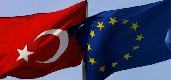 AB ile Türkiye, Brüksel'de düzenlenen zirvede sığınmacı krizinin çözümü için anlaştı. Anlaşma metnine göre 20 Mart itibariyle Türkiye'den Yunan adalarına geçen tüm yeni düzensiz göçmenler Türkiye'ye gönderilecek.