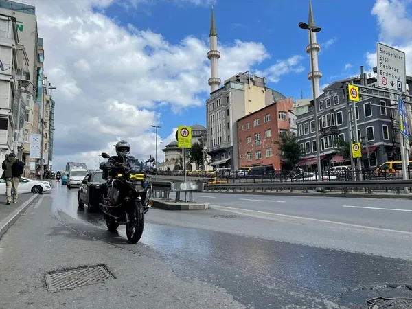 taksim-camisi-imami-abdullah-ozkanin-sasirtan-ozelligi-motosikletin-uzerinde-gorenler-meslegini-duyunca-sasiriyor-1633512183450.jpg Taksim Camisi İmamı Abdullah Özkan'ın şaşırtan özelliği! Motosikletin üzerinde görenler mesleğini duyunca şaşırıyor-6