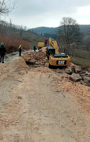 Bursa'da heyelan! Yol ulaşıma kapandı