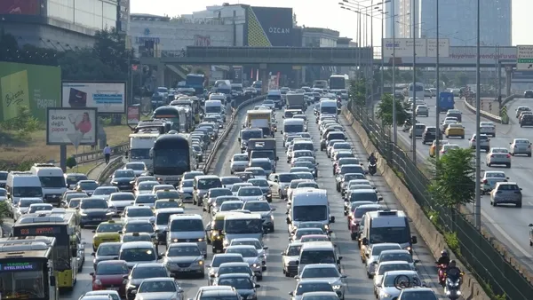 kurban-bayrami-tatili-donusu-istanbulda-trafik-eski-gunlerine-dondu-yogunluk-havadan-goruntulendi-1627279878995.jpg Kurban Bayramı tatili dönüşü İstanbul'da trafik eski günlerine döndü! Yoğunluk havadan görüntülendi-3