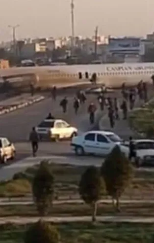 İran'da yolcu uçağı şehir merkezine indi!