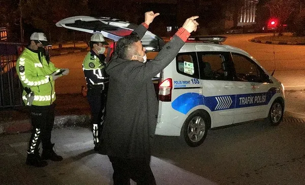 Karabük'te akıllara durgunluk veren olay! Polisten ceza yiyen alkollü adam önce türkü söyledi sonra göbek attı-5